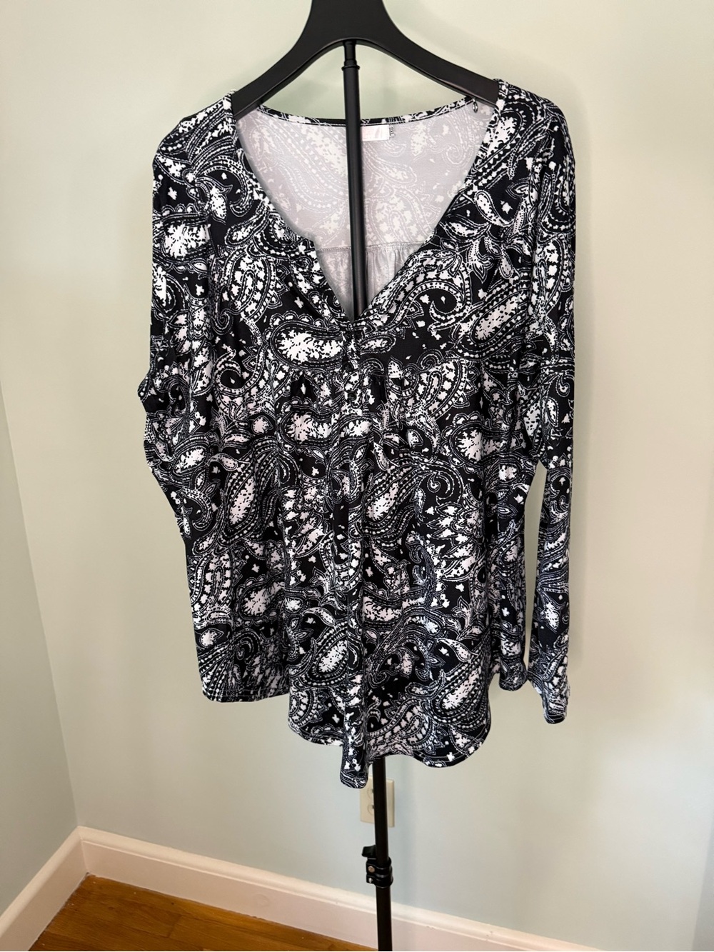 HaLife Black & White Paisley V-Neck Long Sleeve Top